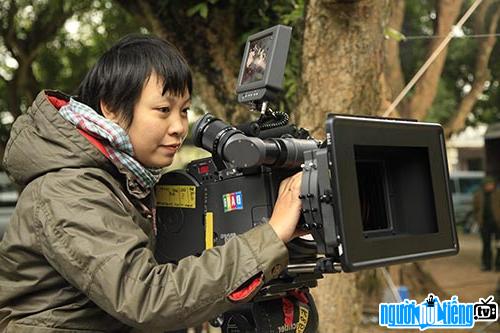 Hình ảnh đạo diễn Đặng Thái Huyền trên phim trường