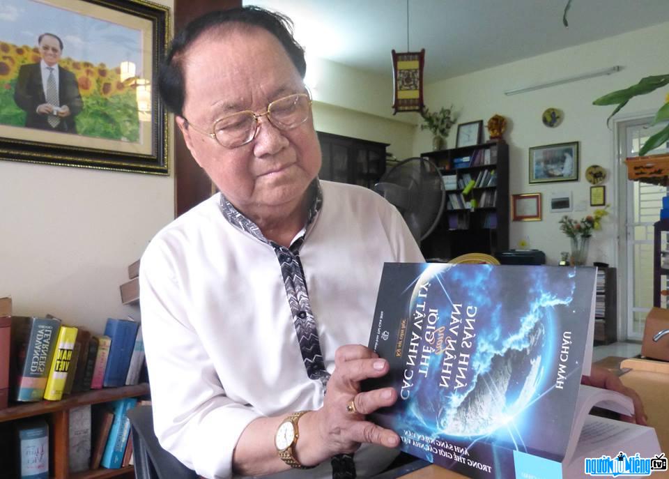 Nhà báo Hàm Châu và cuốn sách Ánh sáng nhân văn