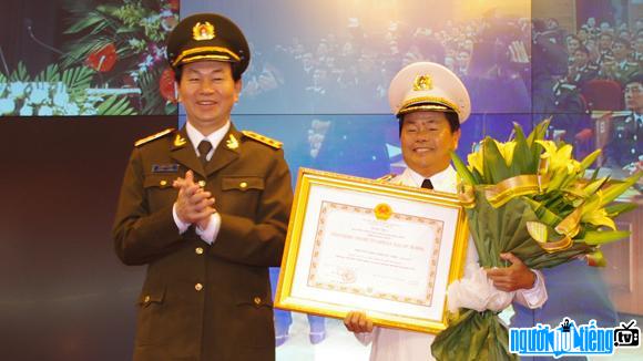  Image of Lieutenant General Chau Van Man receiving the title of Hero of the People's Armed Forces