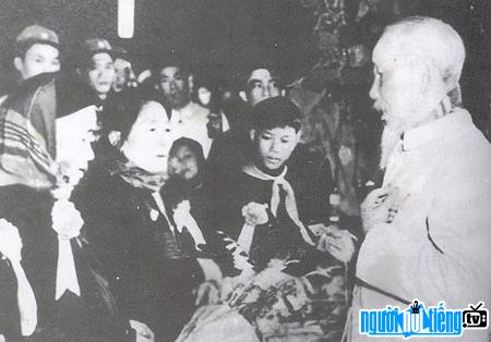 Image of Uncle Ho talking to his mother during the Heroic Soldiers' Congress in the North in 1966