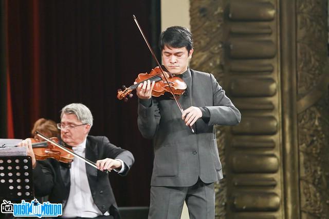  Violinist Tuan Cuong and the enchanting violin sound