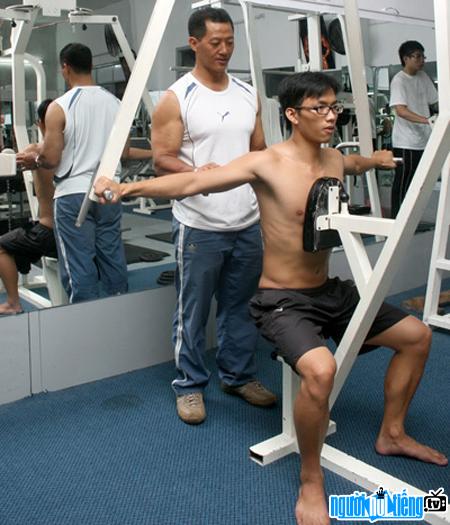  Ly Duc guides students to practice bodybuilding
