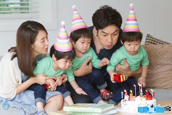 Gia đình hạn phúc của nam diễn viên Song Il Gook