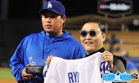 Picture of baseball player Hyun-jin Ryu(left) and male singer Psy