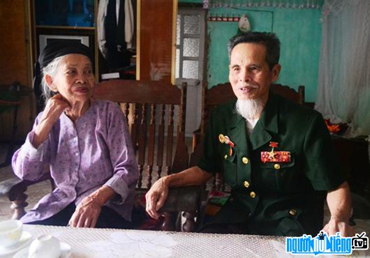  Image of Tran Dinh Hung watching his wife