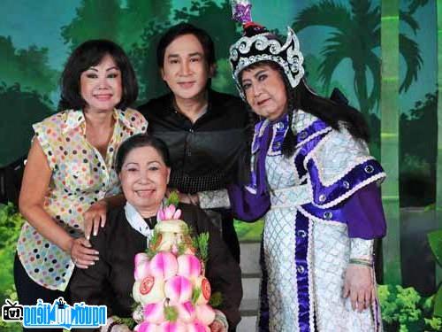  Elite artist Ngoc Huong with artists in her birthday celebration