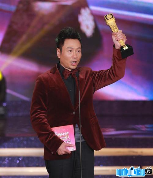 Actor Le Dieu Tuong received the TVB Award in 2012