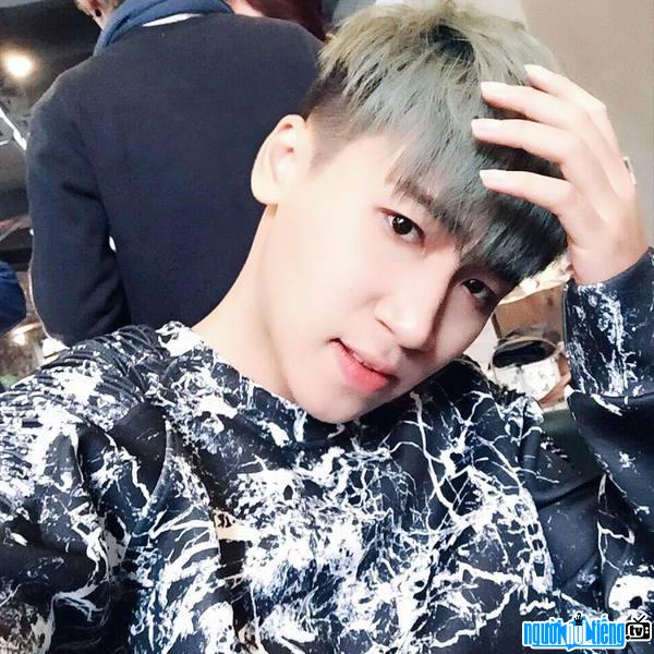  Huy Cung Vlogger is attracted by his handsome appearance