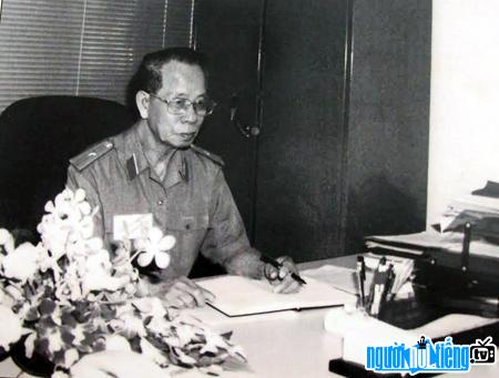  Picture of hero Dang Tran Duc sitting at work