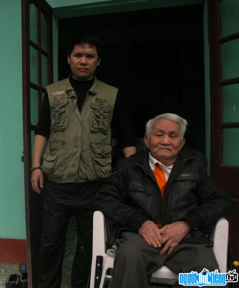 Hình ảnh anh hùng Lò Văn Bường cùng phóng viên