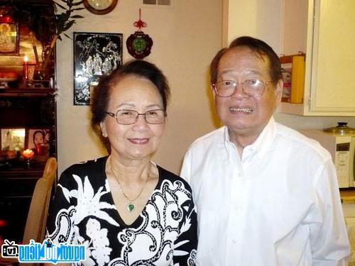  Comedian Van Chung and his wife