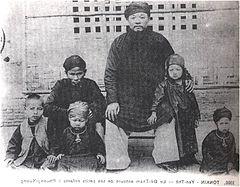  Image of Hoang Hoa Tham next to his descendants