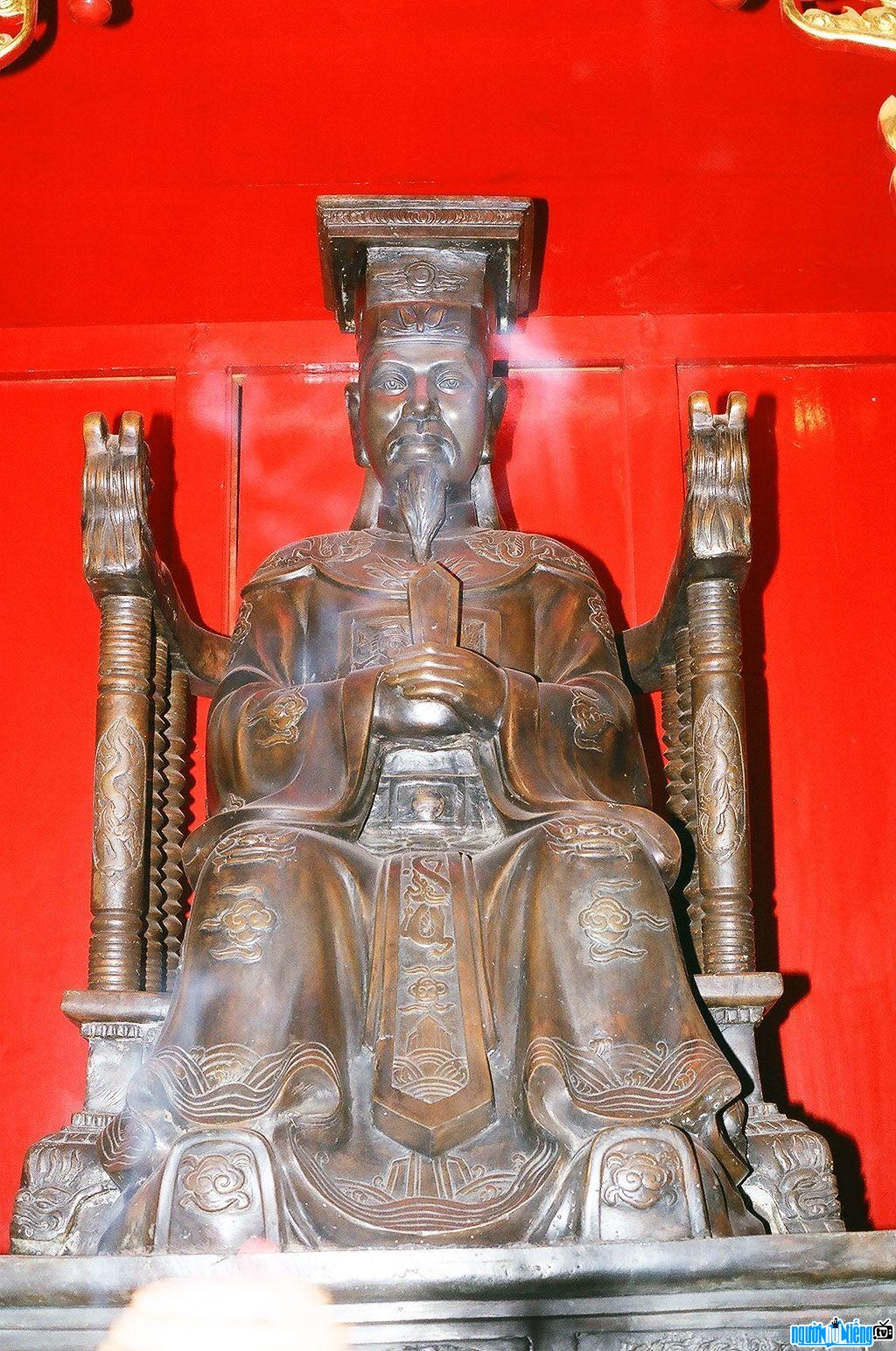 Hình ảnh tượng đồng vua Lê Thánh Tông