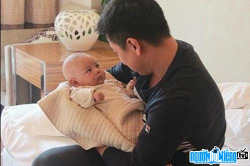 Vuong Hao shows a photo of his first son.