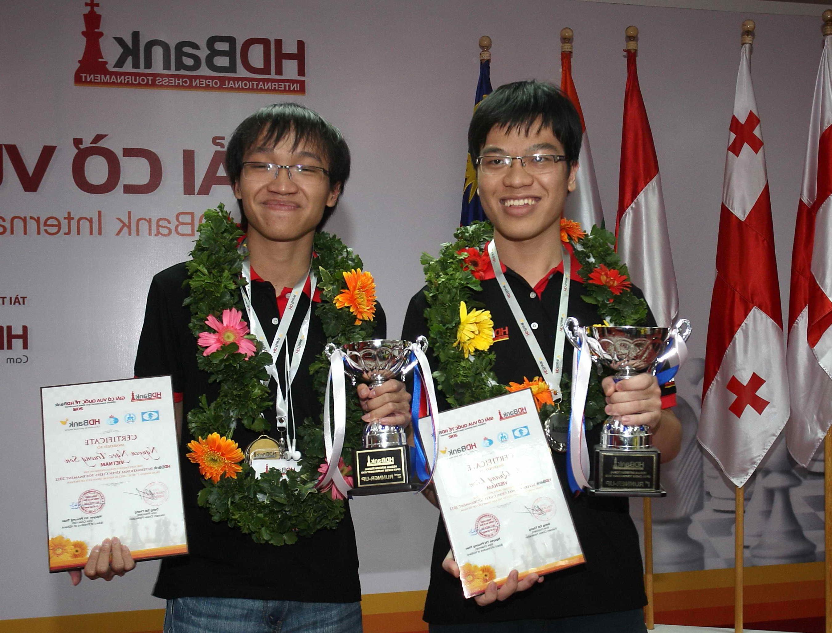  Nguyen Ngoc Truong Son (right) and grandmaster Le Quang Liem