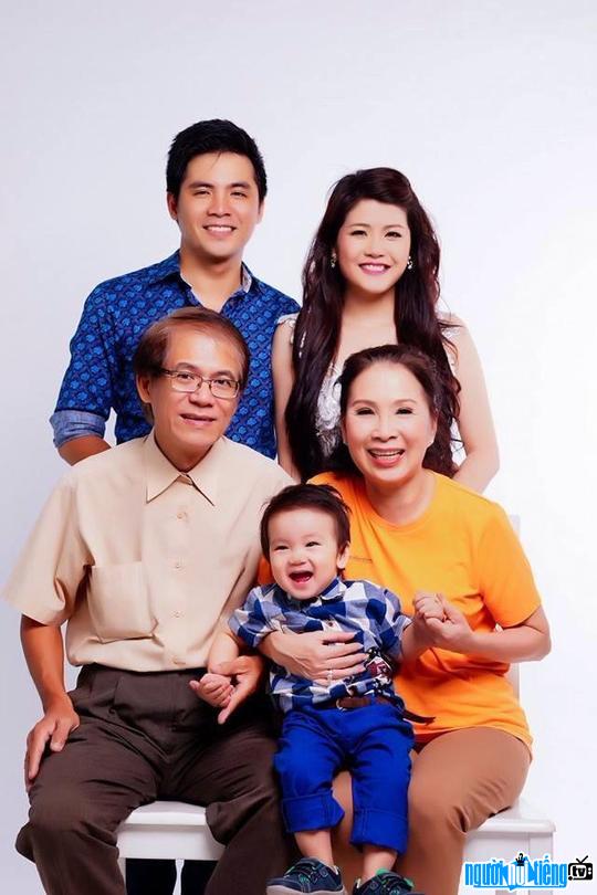 Nghệ sĩ ưu tú Kim Xuân cùng chồng và con cháu