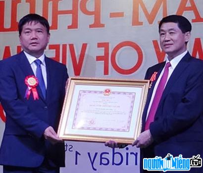  Entrepreneur Johnathan Hanh Nguyen was awarded the Friendship Medal by the Vietnamese government