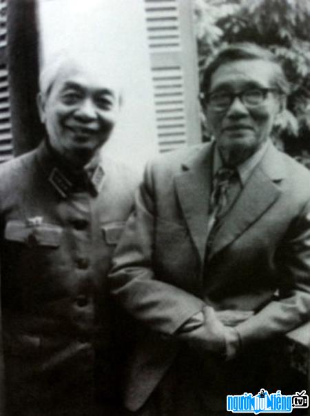 Giáo sư viện trưởng Đặng Thai Mai và đại tướng Võ Nguyên Giáp