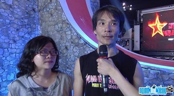 Phuoc Huynh and his wife after overcoming a series of challenges sasuke VN