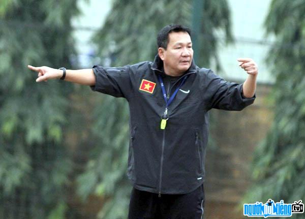 Hình ảnh quen thuộc của huấn luyện viên Hoàng Văn Phúc trên sân bóng