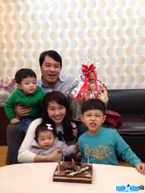 MC Lưu Hà hạnh phúc bên chồng và ba con