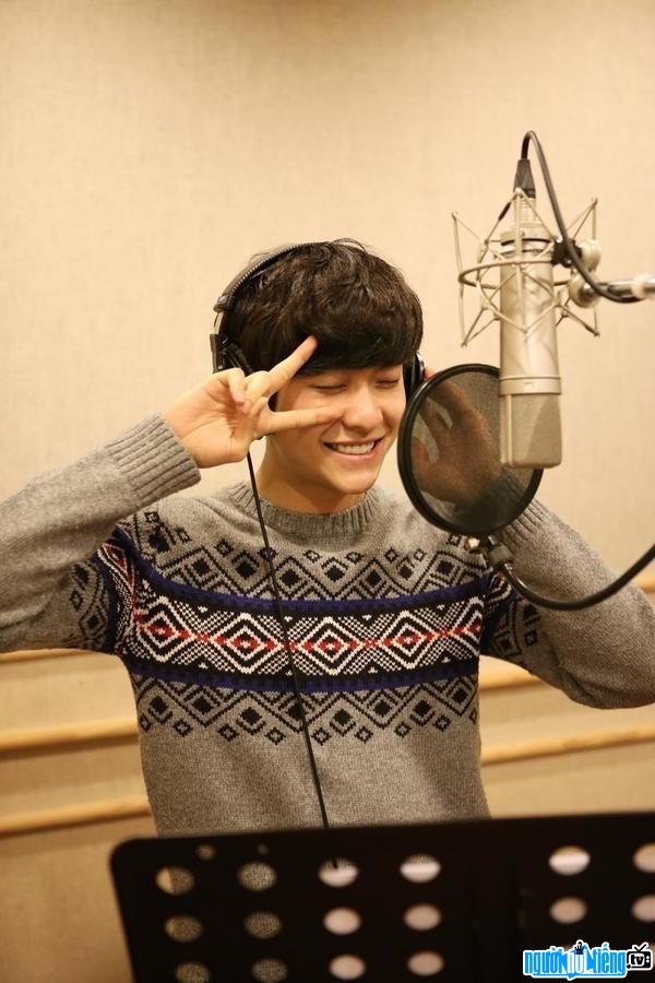 Actor Kang Tae-oh's picture in the recording studio