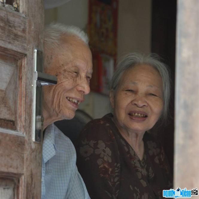 Hình ảnh hai vợ chồng Nguyễn Thị Chiên cùng chồng là đại tá Vũ Anh Tài