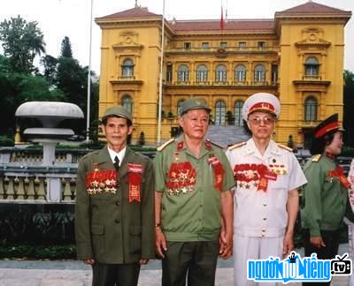 Hình ảnh Phùng Văn Khẩu người đứng ngoài cùng bên trái chụp cùng đồng đội
