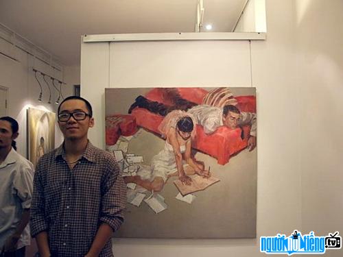 Nguyễn Thành Phong tại một cuộc triển lãm tranh