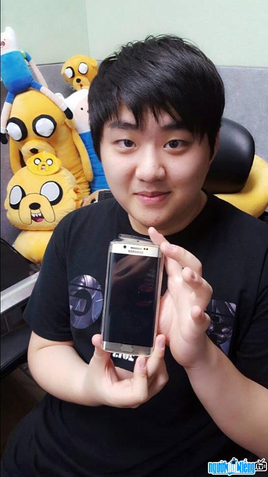 Bang Bae Jun-sik showing off his new phone