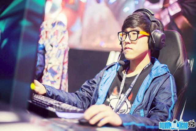 KAKAO gamer is currently playing for Invictus Gaming team