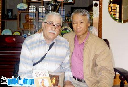  Writer Dao Minh Hiep (left) and old Russian classmates