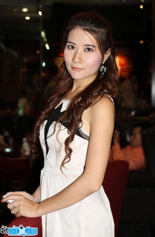  Charming image of singer Trac Linh