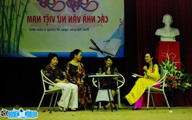 Nhà thơ Nông Thị Ngọc Hòa (thứ 2 bên phải) trong cuộc gặp gỡ các nhà văn nữ Việt Nam