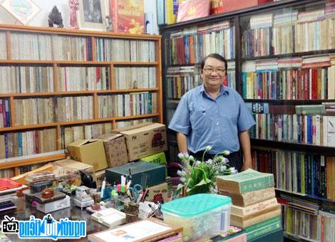 Nhà thơ Trịnh Bửu Hoài trong phòng sách