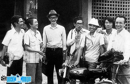 Nhà thơ Nguyên Hồ (ngoài cùng bên trái) và các văn nghệ sĩ Phú Khánh năm 1985