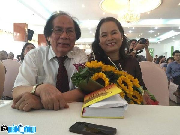  Writer Tram Huong and Professor Hoang Chuong