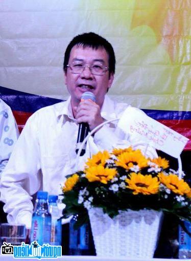  Poet Truong Nam Huong in a literary exchange