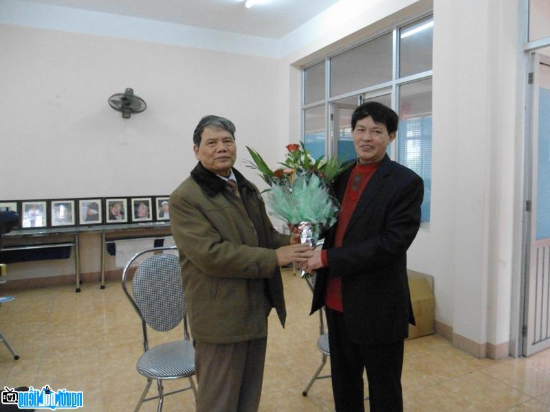 Nhà văn Dương Hướng tặng hoa nhà văn Lê Toán