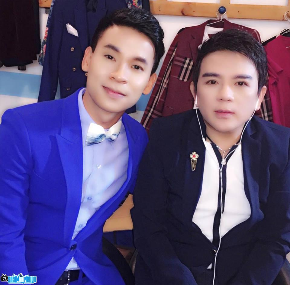  Picture Tuong Nguyen with singer Huynh That