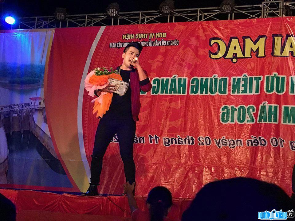 Một bức ảnh mới về nam ca sĩ Hà Thành Hồ Quốc Việt