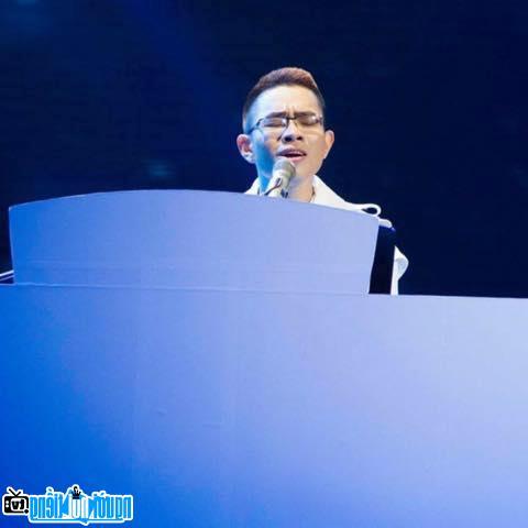  Singer Dang Quang devoted himself on the night of the competition