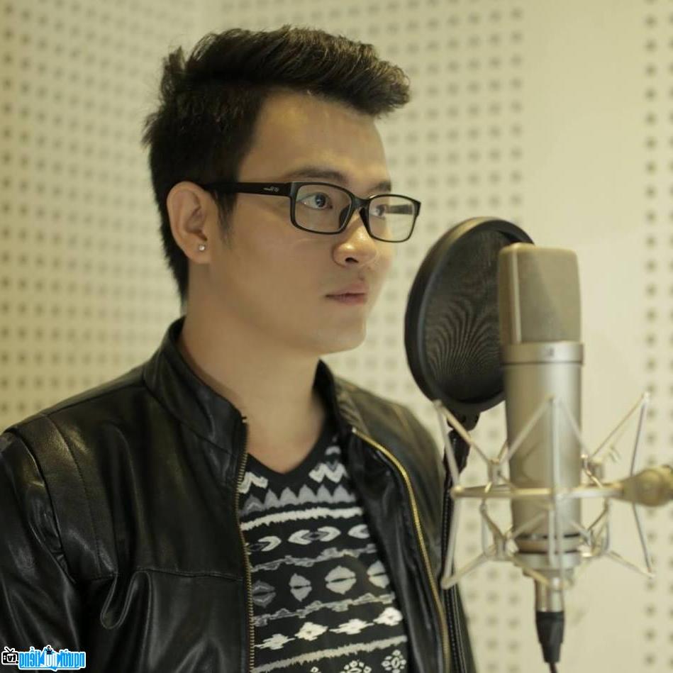  Singer Nguyen Minh Cuong in the studio