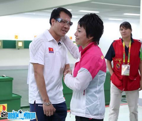 Coach Nguyen Thi Nhung and student Hoang Xuan Vinh.