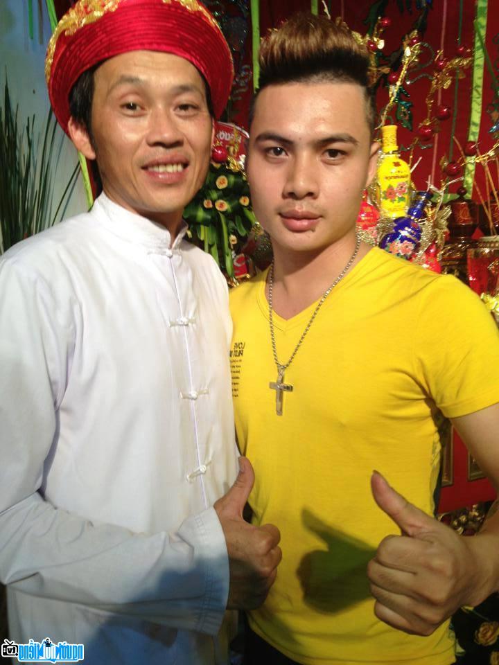 Image of singer Vu Quoc Nhat and artist Hoai Linh