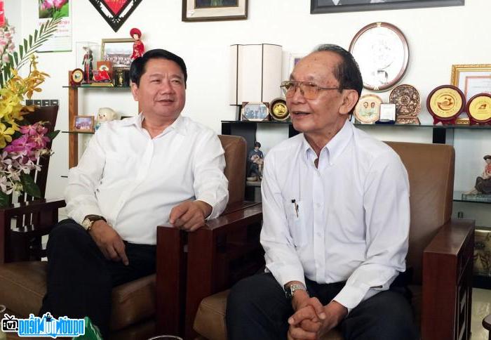  Doctor Tran Dong A with Minister Dinh La Thang