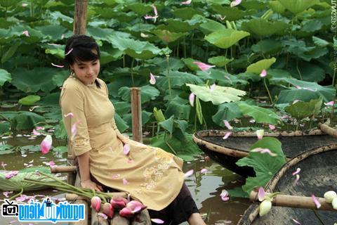 Mai Tron maiden in a lotus pond.