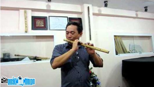 Nghệ sỹ Đinh Linh đang tập cùng cây sáo