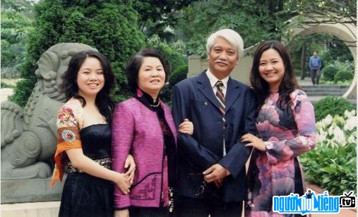 Dương Trung Quốc cùng vợ và hai con gái