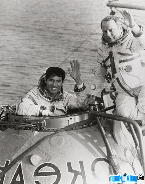  Pictures when returning to earth after the historic flight of Lieutenant General Pham Tuan